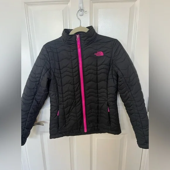 The North Face Black Quilted Jacket with Pink Logo - Picture 2 of 7